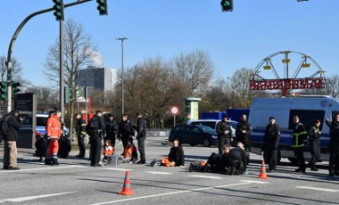 Almanya'da iklim aktivistleri, ellerini asfalta yapıştırdı!