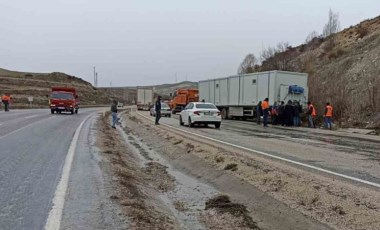 Deprem bölgesine konteynır taşıyan TIR kaza yaptı