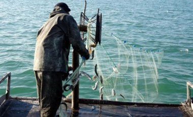 Van Gölü çekildikçe balıkçılar daha uzağa açılmak zorunda kalıyor