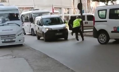 Polisi görünce 1 kilo eroini minibüste bırakıp, kaçtı