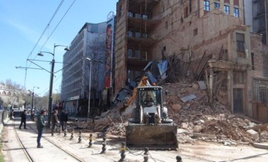 Beyoğlu'nda çöken bina nedeniyle tramvay seferleri 2 gündür yapılamıyor