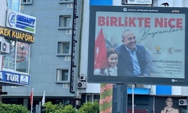 İlçe Seçim Kurulu, Mevlüt Çavuşoğlu'nun Türk bayraklı pankartının kaldırılmasına karar verdi