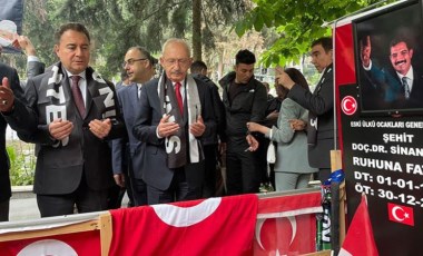 Kemal Kılıçdaroğlu ve Ali Babacan, Sinan Ateş'in mezarını ziyaret etti