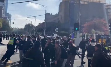 Neo-Naziler, polis ve karşı protestocularla çatıştı