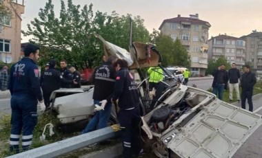 Feci kaza... Direğe çarpan araç kâğıt gibi ezildi!