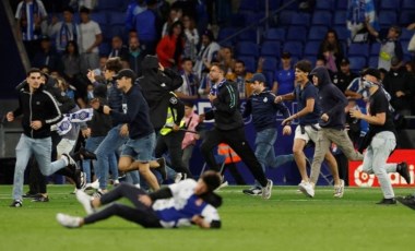 İspanya La Liga'daki şampiyonluk maçında taraftar sahaya indi