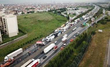 TEM'de kamyon devrildi: Ankara yönü ulaşıma kapandı