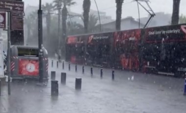 Sağanak ve dolu İzmir’de hayatı olumsuz etkiledi