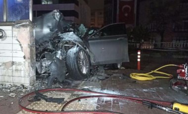 Bursa'da otomobil, metro istasyonunun alt geçidine çarptı: 3 ölü, 1 yaralı