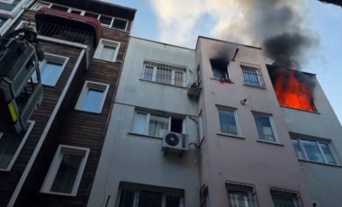 Beyoğlu'nda korkutan yangın: 4 katlı binanın çatı katı alev alev yandı