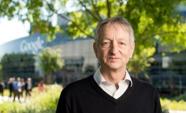 Yapay zekanın 'vaftiz babası' Geoffrey Hinton, Google'daki görevinden ayrıldı