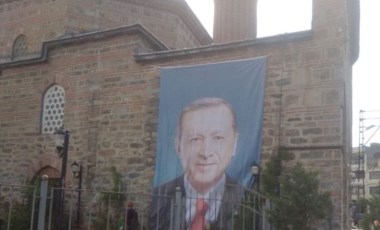 Bursa'da camiye Cumhur İttifakı'nın adayı Recep Tayyip Erdoğan'ın posteri asıldı