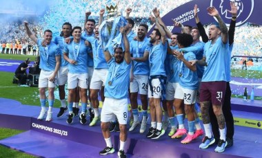 Manchester City, şampiyonluk kupasını kaldırdı