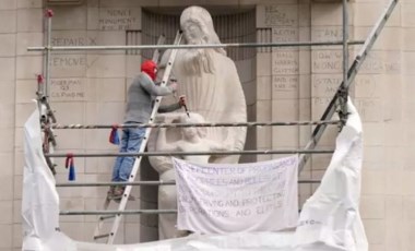 Örümcek adam BBC binasındaki heykele saldırdı