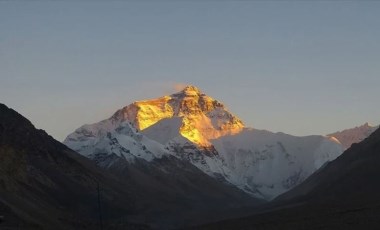 Çinli araştırma ekibi, Everest Dağı'nın zirvesine ulaştı