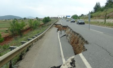 Muğla'da sağanak nedeniyle karayolu çöktü