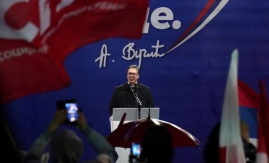 Sırbistan'da Vucic'e destek mitingi: Parti liderliğinden çekilecek