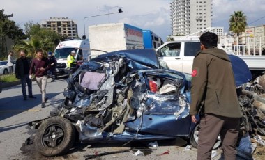 Hatay'da feci kaza... Kamyon 3 otomobile çarptı: 13 yaralı