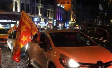 Bağdat Caddesi'nde Galatasaray taraftarlarının araçlarına saldırı