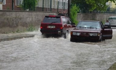 Kütahya’da şiddetli yağış hayatı felç etti: Ev ve iş yerleri sular altında kaldı