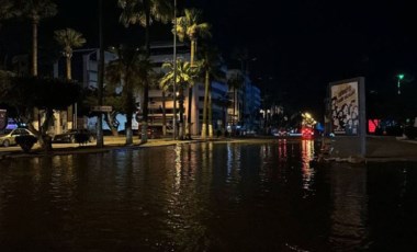 İskenderun'da deniz yükseldi, caddeler sular altında kaldı