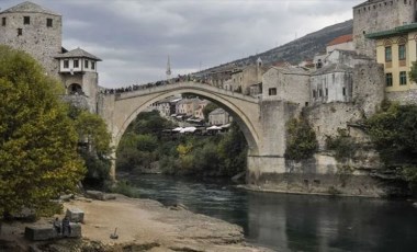 Tarihi Mostar Köprüsü'nün 30 yıl önceki yıkılma anına ait yeni görüntü paylaşıldı