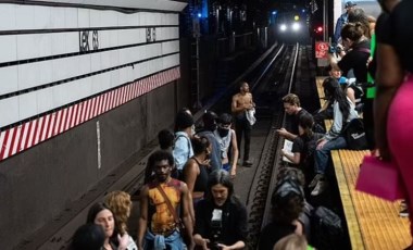 Protestocular metro raylarına atladı: Polis ile çatıştı