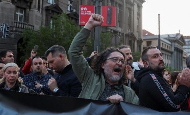 Sırbistan'da halk sokağa indi: Hükümeti protesto etti