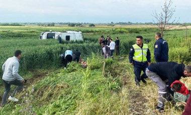 İşçi servisinin lastiği patlayınca takla atarak tarlaya devrildi: 8 yaralı