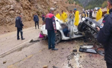 Üzerine kaya düşen otomobilde ölen öğretmenler son yolculuğuna uğurlanıyor