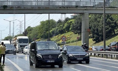 TEM Otoyolu’nda ilginç görüntü: Üstgeçitte boru patladı, sürücüler araçlarını yıkadı