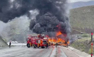 İki TIR'ın çarpışması sonucu sprey tüpleri patladı: Yol trafiğe kapatıldı