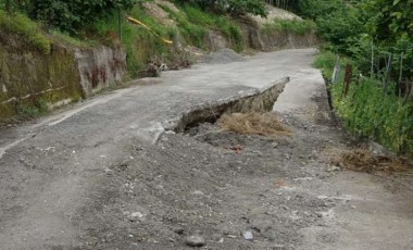 Trabzon'da heyelan nedeniyle yollar yarıldı, 25 ev zarar gördü