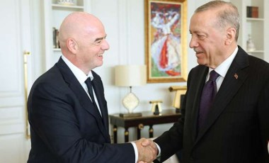 Cumhurbaşkanı Erdoğan, FIFA Başkanı Infantino ile görüştü: Forma hediye etti!