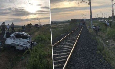 İstanbul Çatalca'da feci kaza: Yolcu treni hemzemin geçitte otomobile çarptı