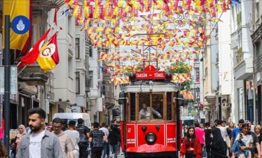 Şampiyon Galatasaray'ın bayrakları İstiklal Caddesi'ne asıldı