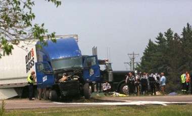 Kanada’da feci kaza: Minibüs ile tır çarpıştı, en az 10 kişi öldü