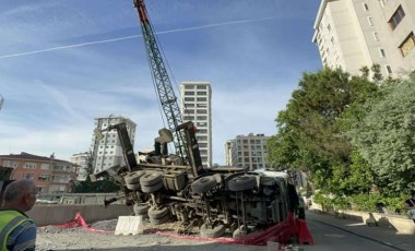 Kadıköy'de metro şantiyesinde vinç devrildi