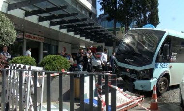 Faciadan dönüldü... Pendik’te yolcu minibüsü hastanenin bahçesine daldı