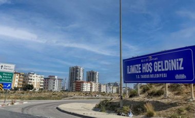 Mersin'in Tarsus ilçesinde 'İlimize hoş geldiniz' tabelaları asıldı