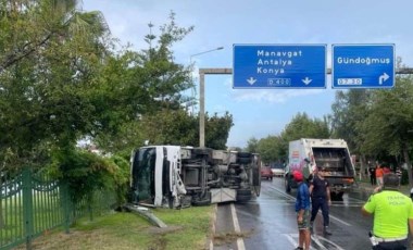 Antalya'da servis otobüsü devrildi: 15 otel çalışanı yaralandı