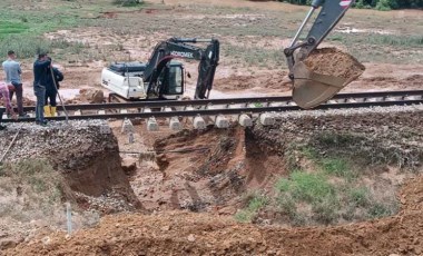 Kırıkkale'de sağanak taşkınlara neden oldu: Doğu Ekspresi hattı hasar gördü