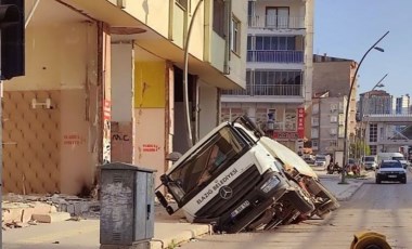 Deprem bölgesinde ağır hasarlı binanın önündeki yol çöktü: Araç içerisine düştü!