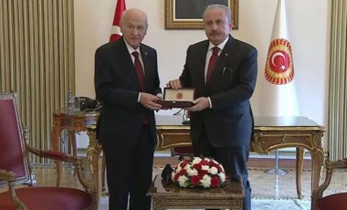 Son dakika... TBMM'de devir teslim töreni: Bahçeli, Şentop'tan görevi geçici olarak devraldı