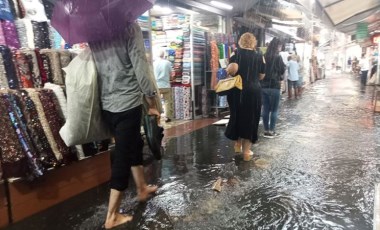 İzmir'i sağanak yağış vurdu... Tarihi Kemeraltı Çarşısı'nı su bastı, yollar göle döndü!