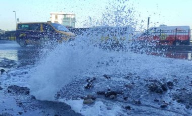 Beyoğlu'nda su borusu patladı