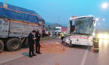 Çorum'da feci kaza... Yolcu otobüsü kamyona çarptı: 1 ölü, 9 yaralı