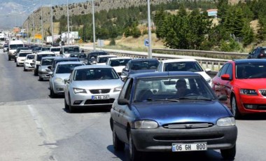 Akın akın gidiyorlar! Her geçen dakika trafik artıyor... İşte yollarda son durum