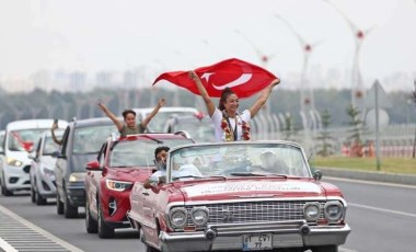 Şampiyon milli tekvandocu Nafia Kuş, Adana'da klasik arabayla tur attı