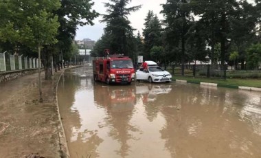 Amasya'yı sağanak vurdu: Yollar su altında kaldı